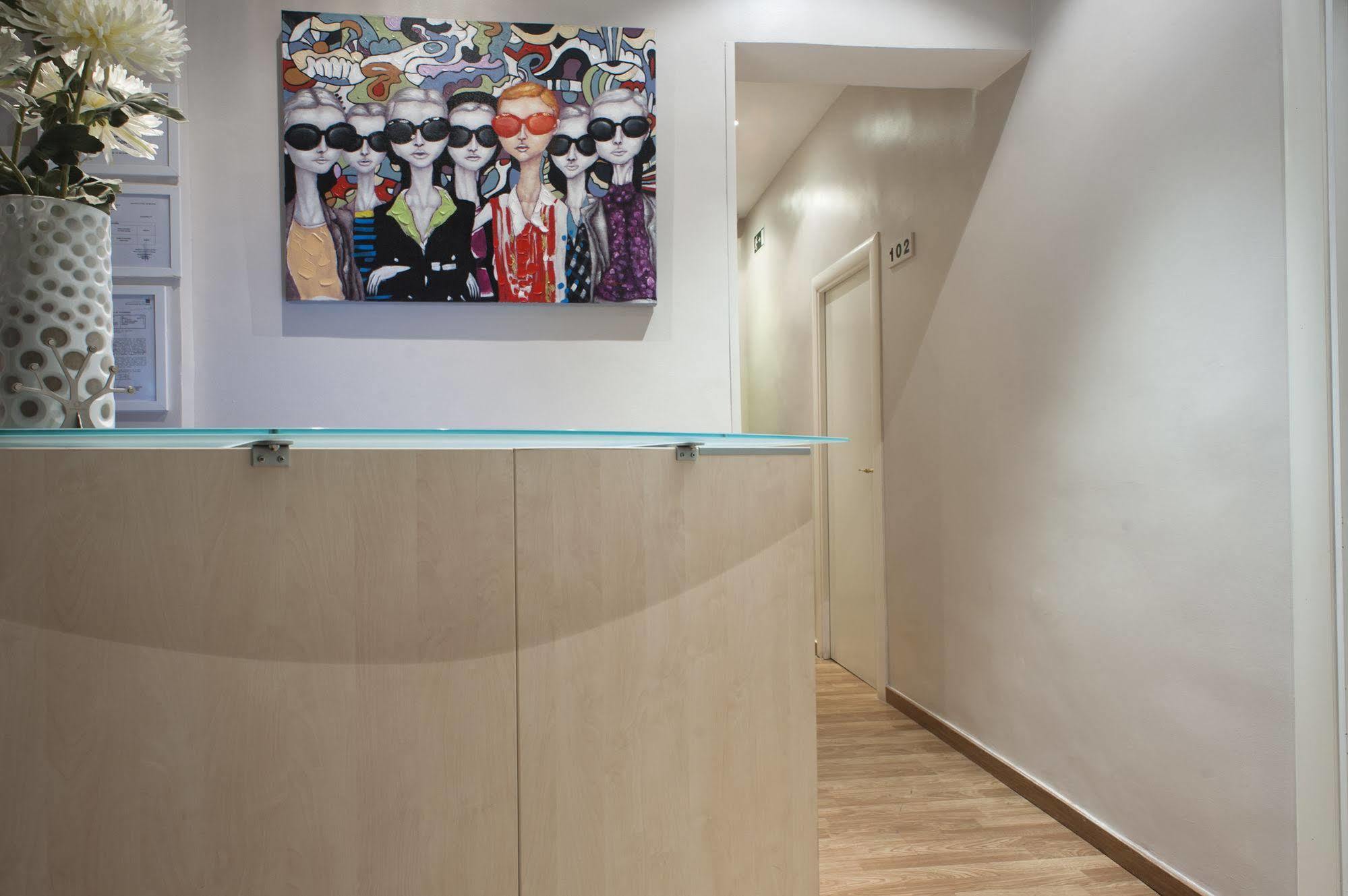 Thc Gran Via Hostel Madrid Exterior photo