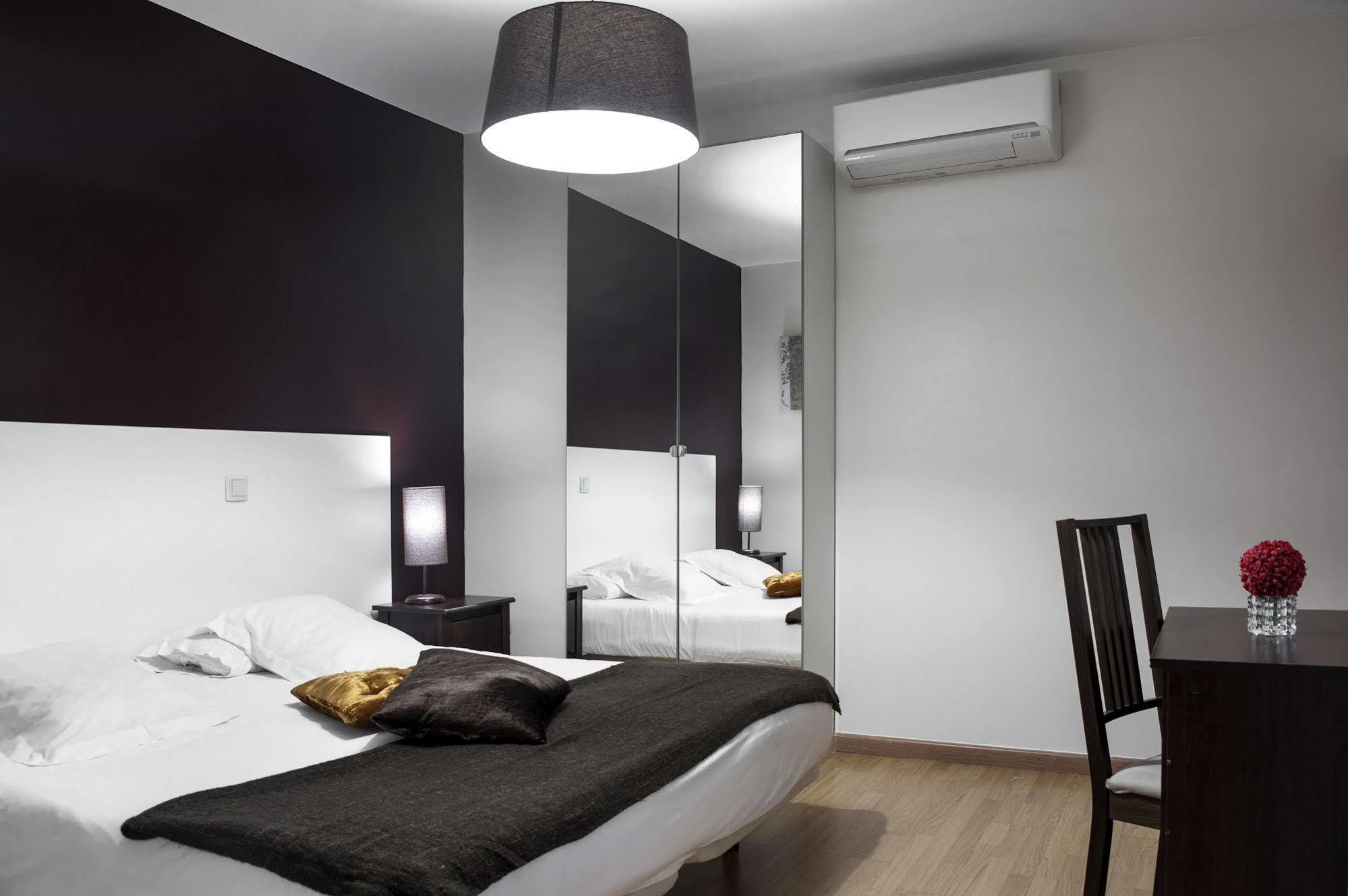Thc Gran Via Hostel Madrid Exterior photo