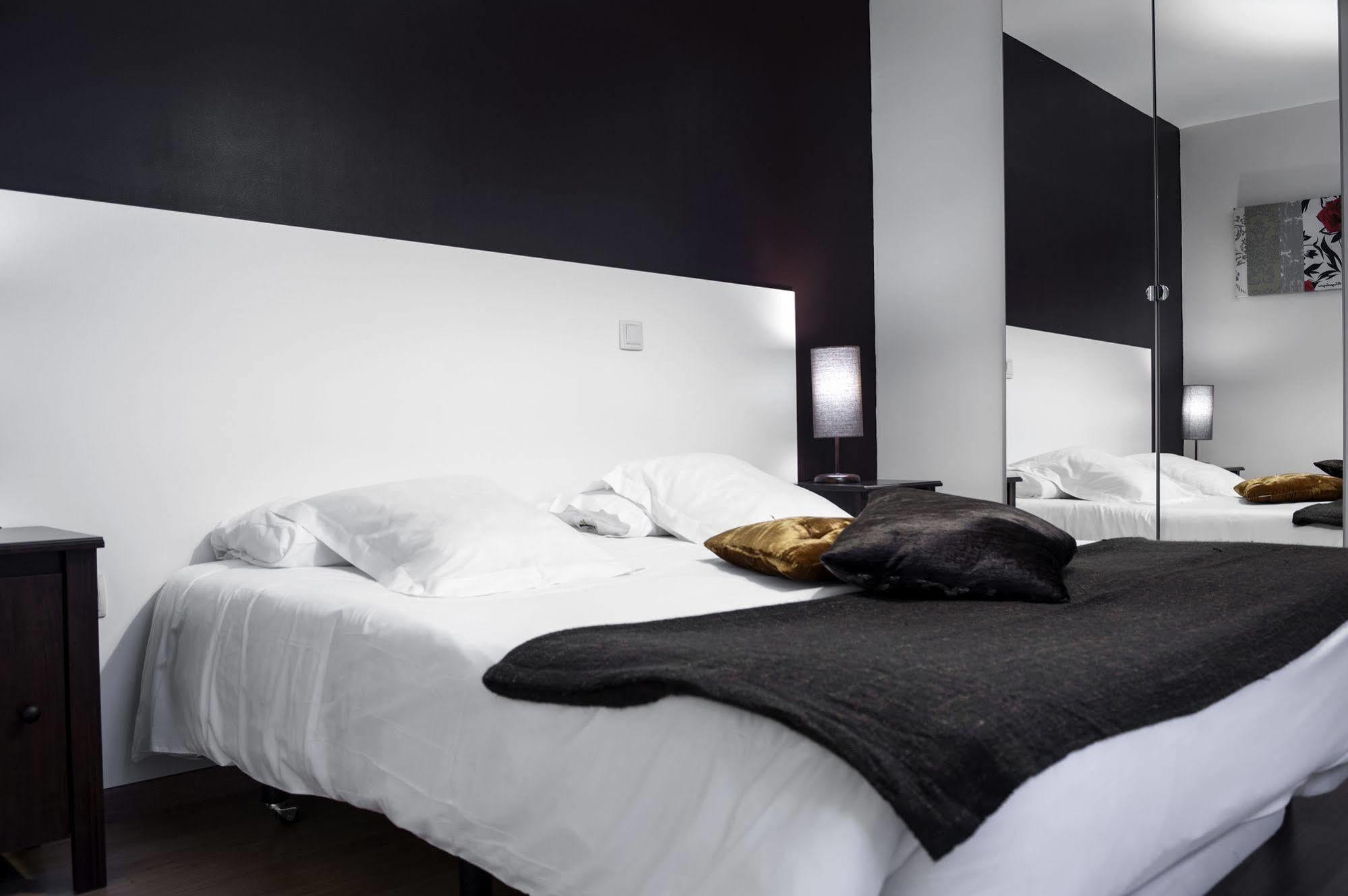 Thc Gran Via Hostel Madrid Exterior photo